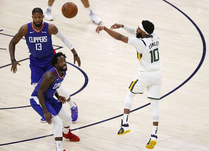 Mike Conley (10) dishes off a pass against the Los Angeles Clippers